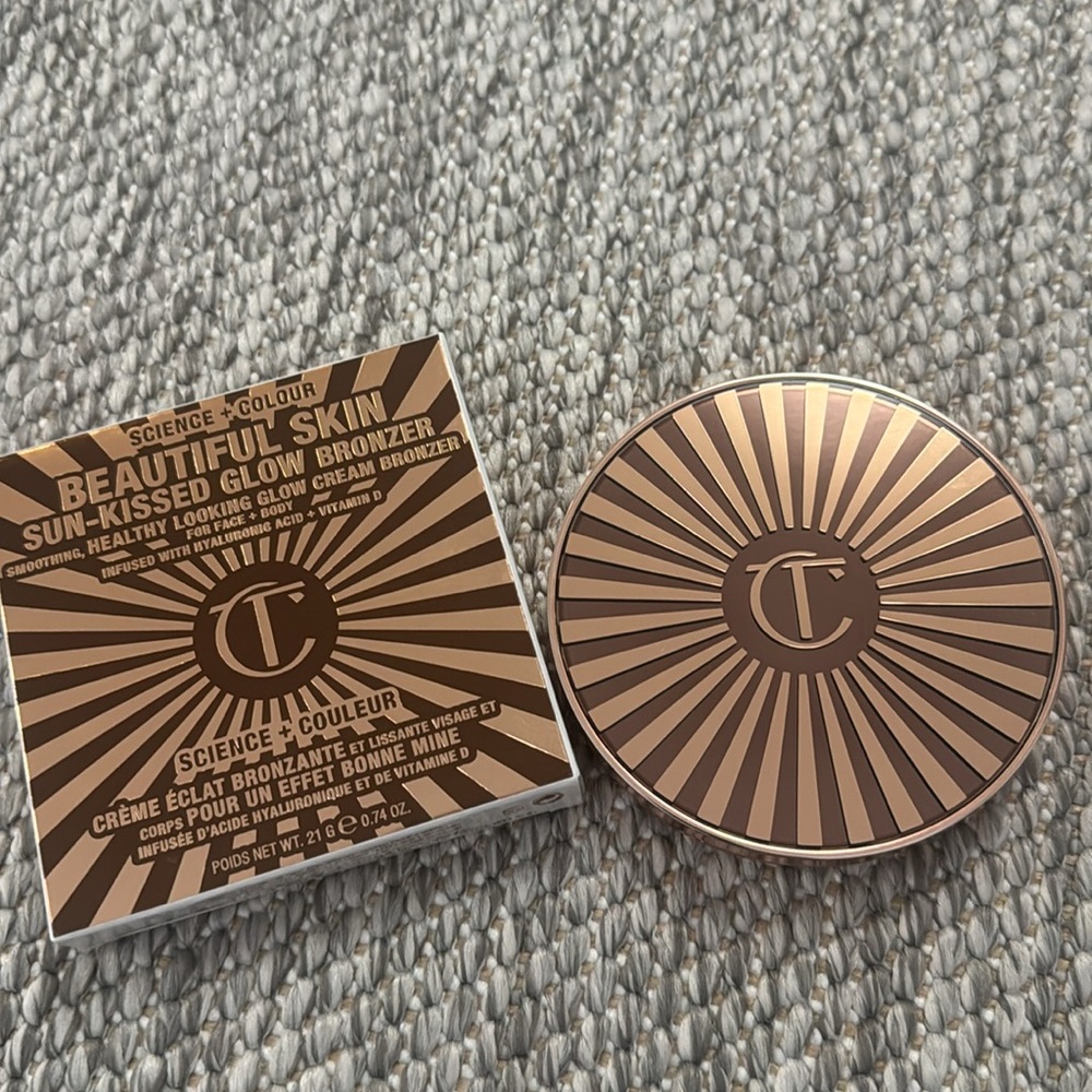 Charlotte Tilbury BEAUTIFUL SKIN SUN-KISSED GLOW BRONZER
2 MEDIUM
